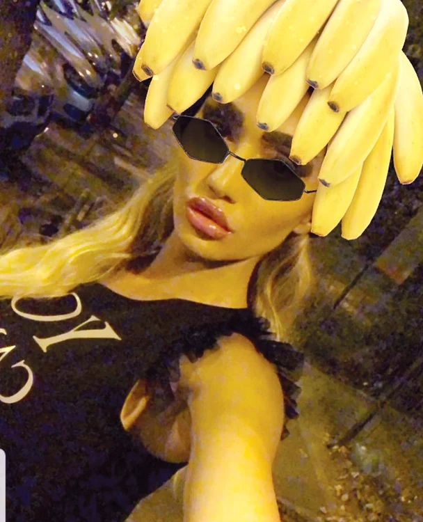 Cu un mănunchi de banane pe cap