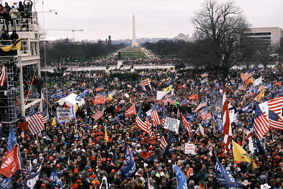 Mii de oameni s-au adunat miercuri în faţa Capitolului pentru a protesta împotriva victoriei lui Joe Biden