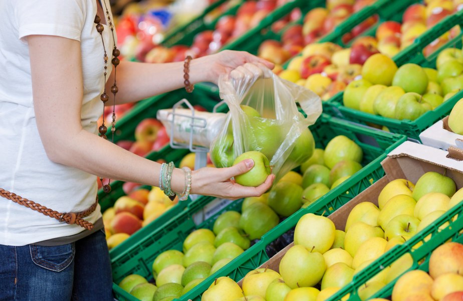 Amendă de 70.000 de lei, aplicată unui supermarket. Fructe cu mucegai erau puse la vânzare