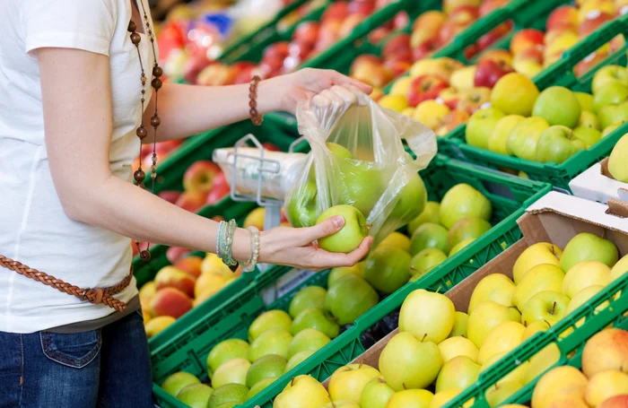 Fructe cu mucegai, în supermarket