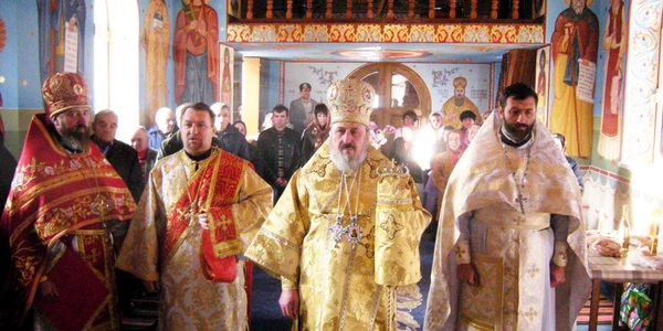 Mitropolitul Basarabiei Petru (centru) slujeşte des la Mănăstirea Ulmu, unde este pictat alături de fostul primar. Foto: Mitropolia Basarabiei  