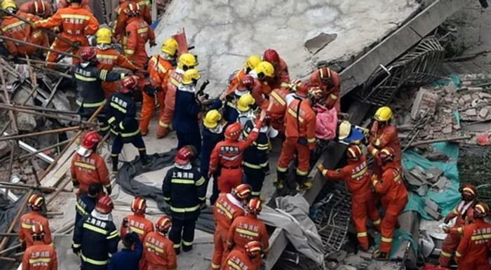 În total, 57 de persoane au fost scoase dintre dărâmăturile restaurantului Juxian