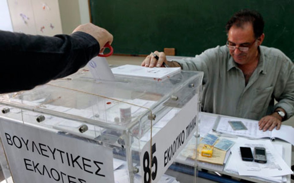 Grecii votează pentru un nou parlament. Ce spun sondajele