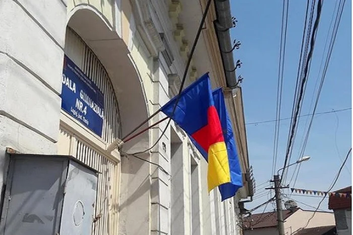 Drapelul „României”, la intrarea în Şcoala Generală 4, din Lugoj FOTO lugojinfo.ro