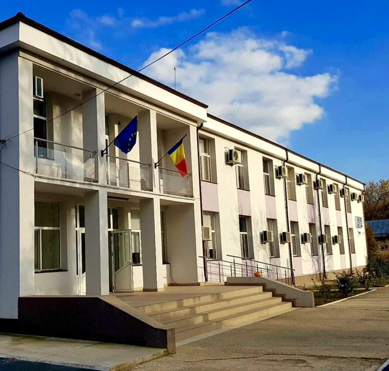 Angajata a fost dată afară după ce a fost prinsă cu mâncare furată                    Foto: DGASPC Gorj