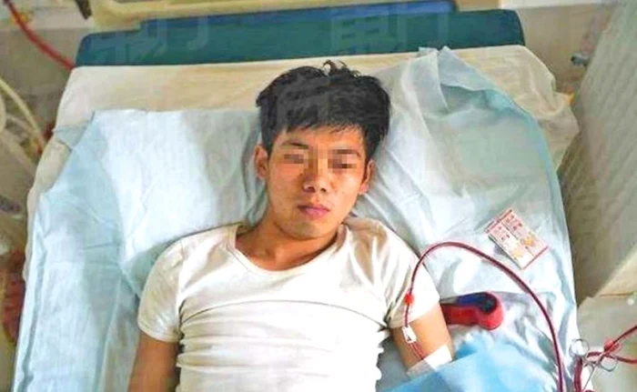 Tânărul stă mai mult n pat şi e dependent de aparatul de dializă