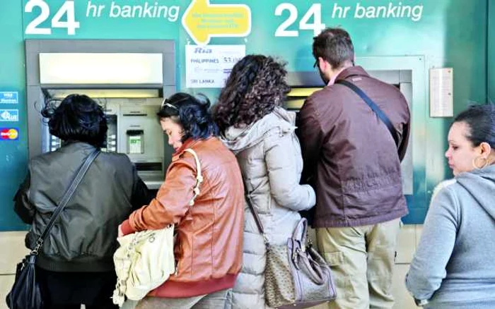 Ciprioţii au luat cu asalt bancomatele pentru a-şi scoate banii din conturi înainte ca măsura să intre în vigoare. FOTO Reuters