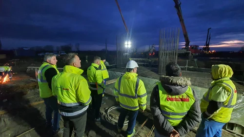 Tunuri cu aer cald și iluminat nocturn pe Autostrada Moldovei A7. FOTO Ionel Scrioșteanu