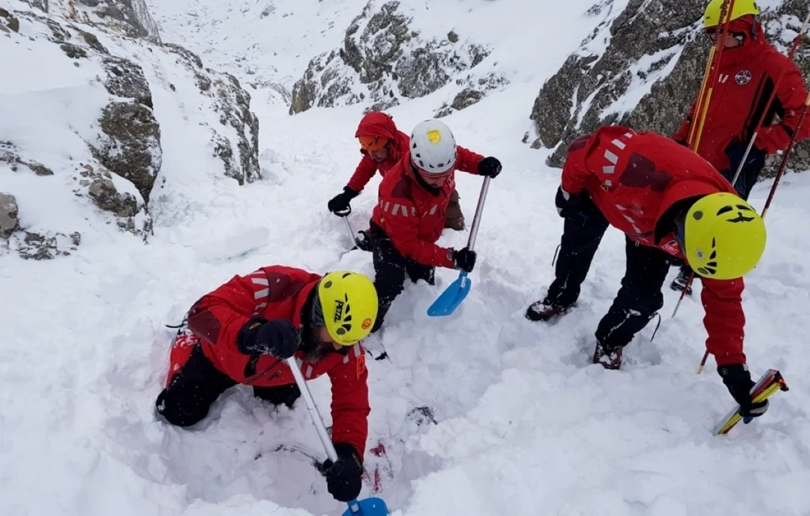 Cel puţin o persoană a fost prinsă sub zăpadă în avalanşa din BucegiFOTO: Facebook/Salvamont Prahova