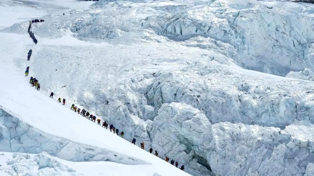 Record de alpiniști într-o singură zi pe Everest. Foto: Reuters