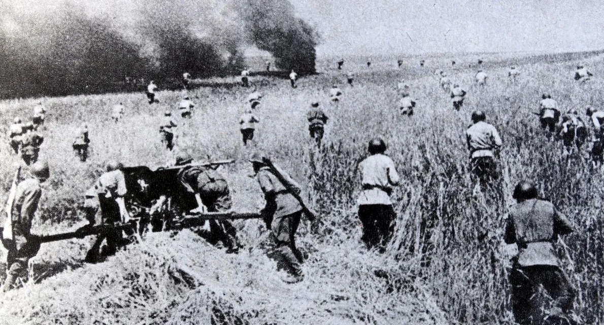 Atac al trupelor de infanterie sovietice pe câmpul de luptă din România (© Getty Images)