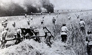 Atac al trupelor de infanterie sovietice pe câmpul de luptă din România (© Getty Images)