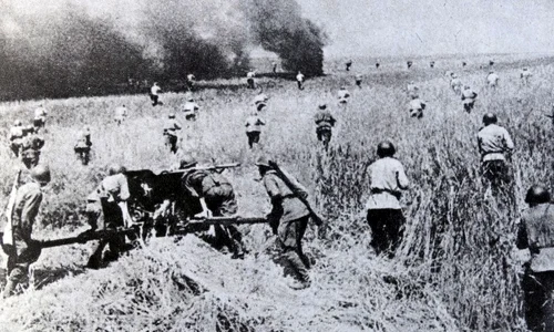 Atac al trupelor de infanterie sovietice pe câmpul de luptă din România (© Getty Images)