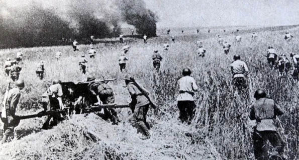 Atac al trupelor de infanterie sovietice pe câmpul de luptă din România (© Getty Images)