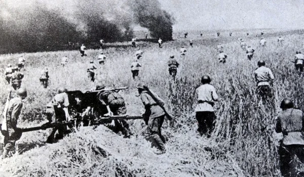 Atac al trupelor de infanterie sovietice pe câmpul de luptă din România (© Getty Images)