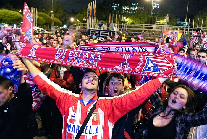 Zeci de mii de fani ai lui Atletico au sărbătorit pe străzile din Madrid  câştigarea Europa  League