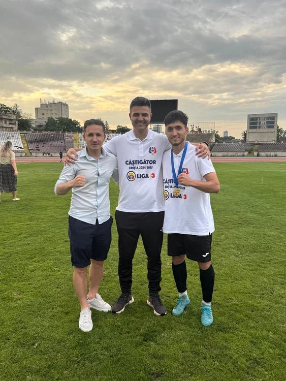 Lucian și Roberto, lângă antrenorul Florin Bratu, după promovarea de miercuri