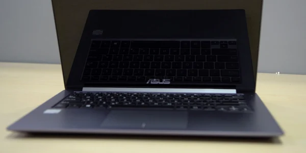 asus u38N foto adevarul