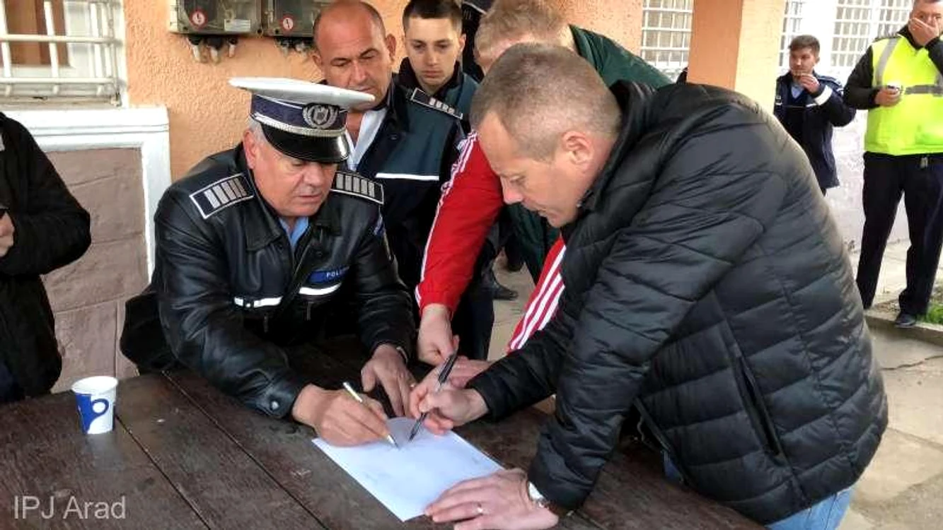 
    Bărbatul care împușcase pădurarul fusese reținut de poliție la 10 martie 2017, cu 2 ani înainte de sentințăFoto: IPJ Arad  