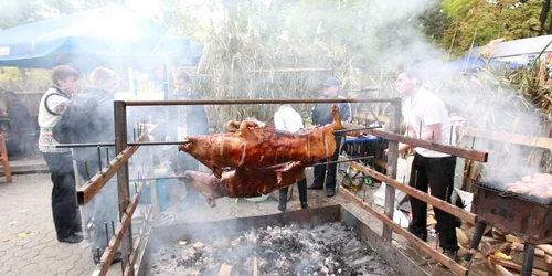 De Hram nu trebuie să ne îmbătăm și să ne îmbuibăm pentru că este păcat, spun preoţii
