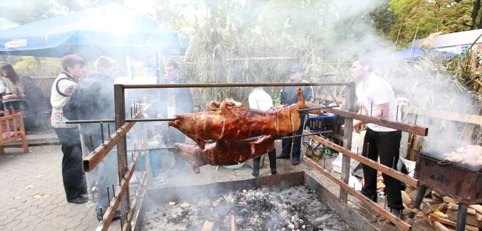 De Hram nu trebuie să ne îmbătăm și să ne îmbuibăm pentru că este păcat, spun preoţii