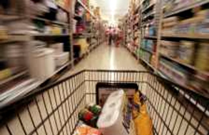 Bărbatul a decis să ia căruciorul după ce și-a dat seama că nu are sacoșe. Foto Adevărul