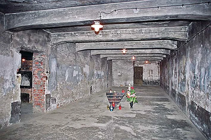 
     În fața clubului  „Colectiv” oamenii  aprind zilnic lumânări  