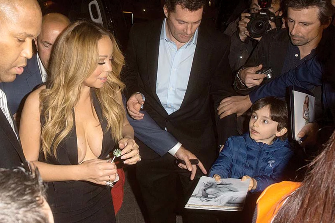 Cu sânii pe afară, Mariah Carey l-a lăsat pe puşti cu gura căscată