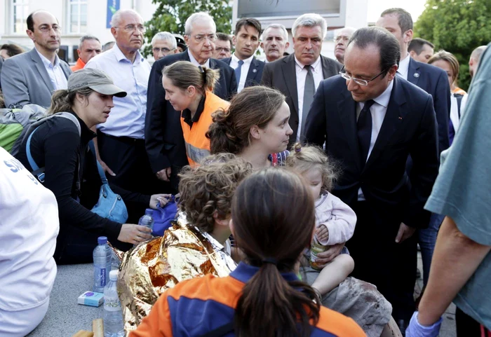 Preşedintele francez Francois Hollande s-a deplasat la locul accidentului feroviar FOTO Reuters