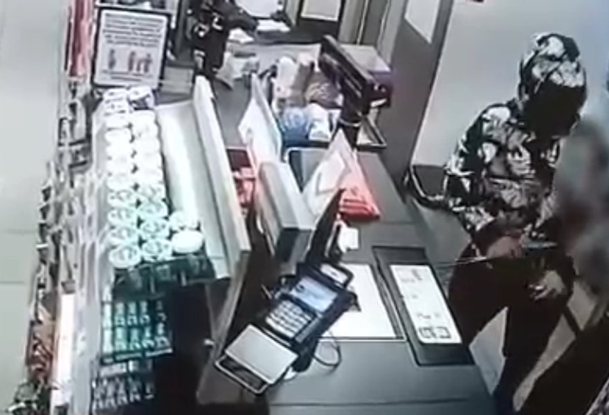 Un tânăr a furat alimente dintr-un magazin, apoi s-a întors să ia și banii din casa de marcat. A amenințat angajații cu un obiect ascuțit 