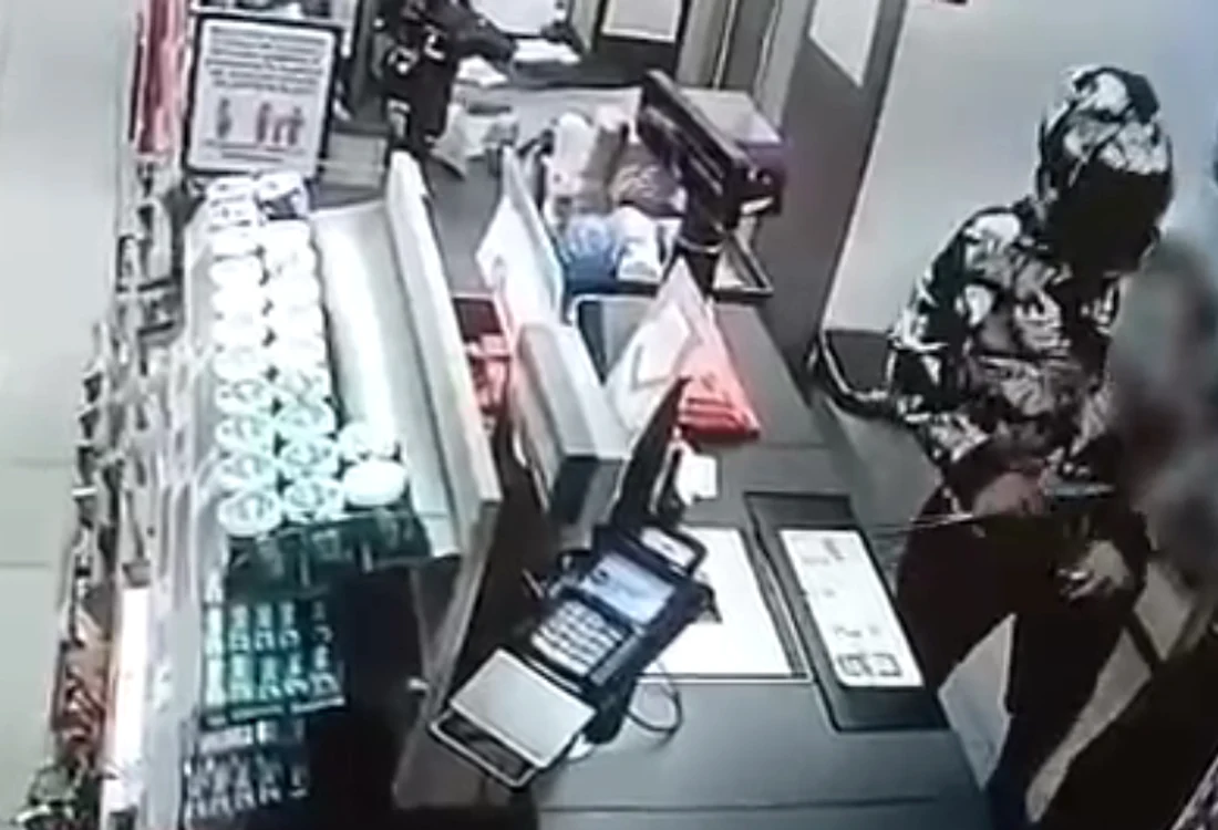 Bărbatul a încercat să fure banii din casa de marcat FOTO Captură video