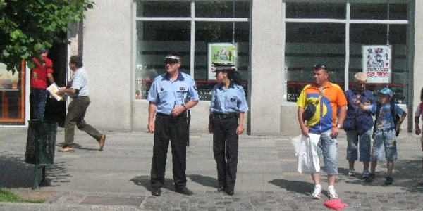 Trei tineri cercetaţi pentru furt calificat
