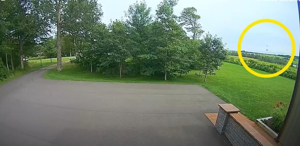 Imagini uimitoare cu o bucată de meteorit care se prăbuşeşte în faţa unei case din Canada
