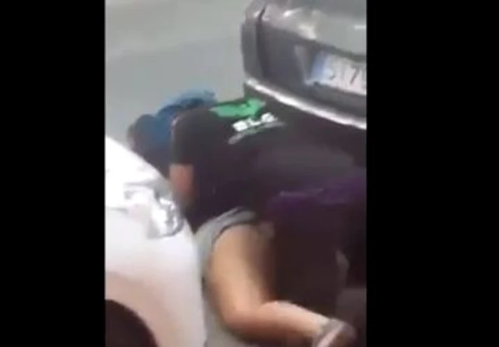 
    Cei doi s-au distrat pe marginea şoseleiFoto Click!  