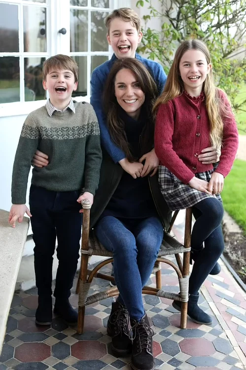 Kate Middleton și copiii în prima imagine de la operație Instagram