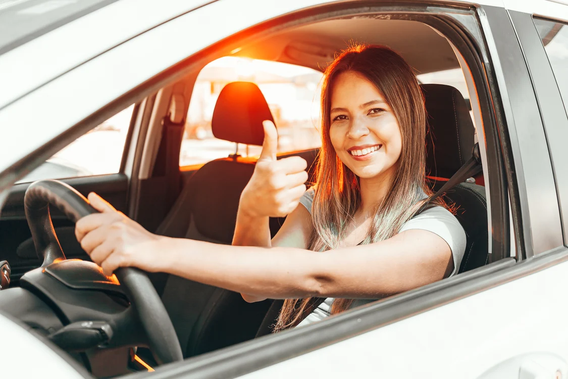Conducerea unei mașini este una dintre activitățile care oferă o doză de libertate, dar implică și un grad de risc destul de ridicat.Sursă foto: Kleber Cordeiro/ Shutterstock