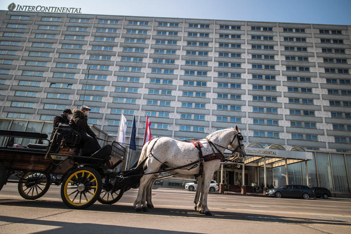 Hotelurile mai au de așteptat până se redeschid