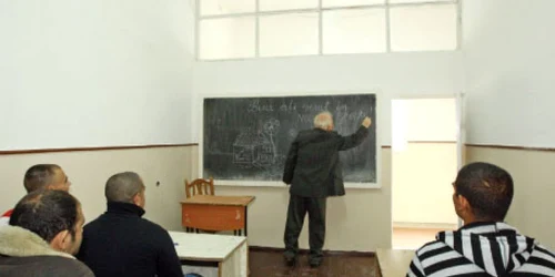 Elevii din penitenciar încep luni şcoala  
