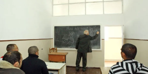 Elevii din penitenciar încep luni şcoala  