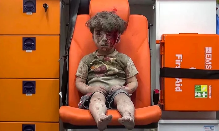 Aylan (3 ani) era găsit fără suflare, adus de ape pe plaja din Bodrum (Turcia)
