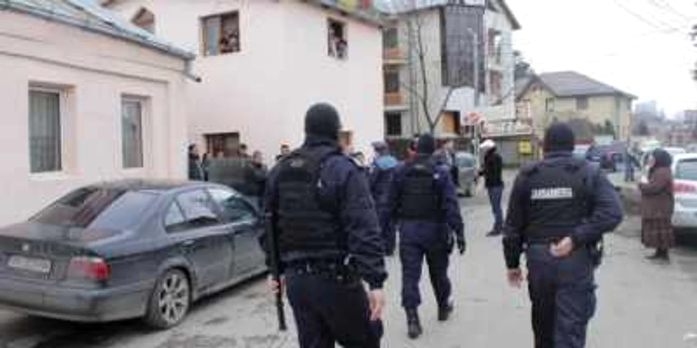 Şase echipaje de Poliţie şi unul de jandarmi s-au deplasat la faţa locului pentru a calma spiritele. Foto: Ziarul de Iaşi