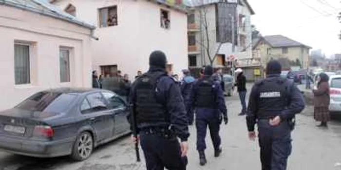 Şase echipaje de Poliţie şi unul de jandarmi s-au deplasat la faţa locului pentru a calma spiritele. Foto: Ziarul de Iaşi