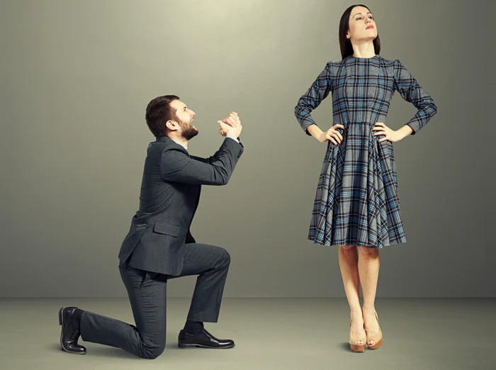 bărbat care își cere scuze, femeie