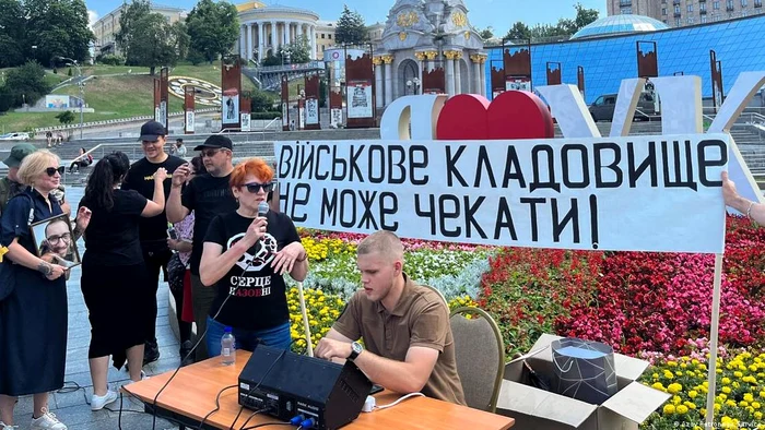 În Ucraina, familiile soldaților căzuți pe front cer înființarea unui cimitir național al soldaților