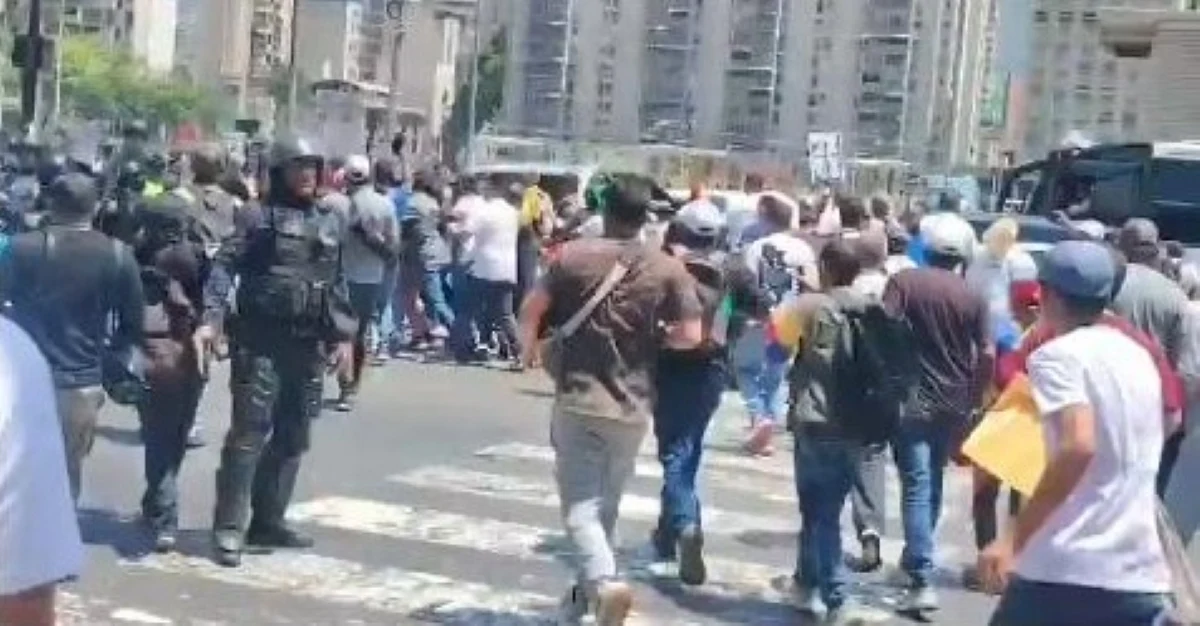 Furie socială în Venezuela. Poliţia i-a oprit cu tiruri cu gaze lacrimogene pe manifestanţii care se îndreptau spre Palatul prezidenţial