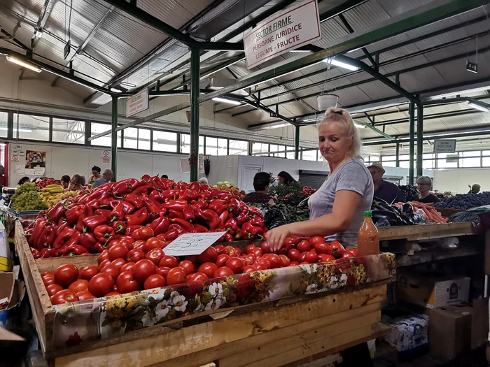 Prețuri mici în piața din Slatina, mult sub cele din piețele mari, spun comercianții FOTO: A.M.