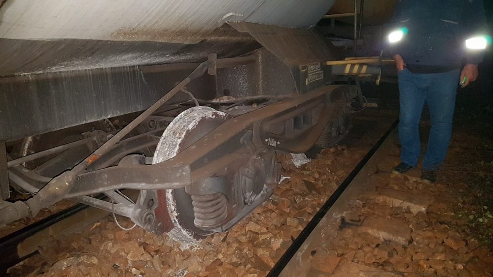 Un tren de marfă a deraiat duminică seară în stația Turceni. Circulația garniturilor de călători este afectată
