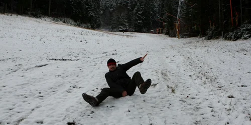 Turiştii care vin la munte se pot bucura de primul săniuş