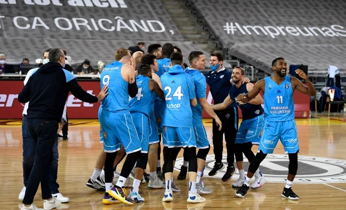 
    Bucuria jucătorilor de la CSO Voluntari după cucerirea primei Cupe a României din istoria clubuluiFOTO: Mediafax  