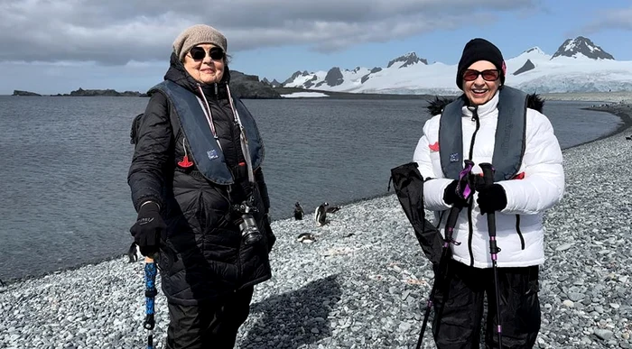 Cele două octogenare s-au pozat cu pinguinii din Antarctica (Foto: Instagram)